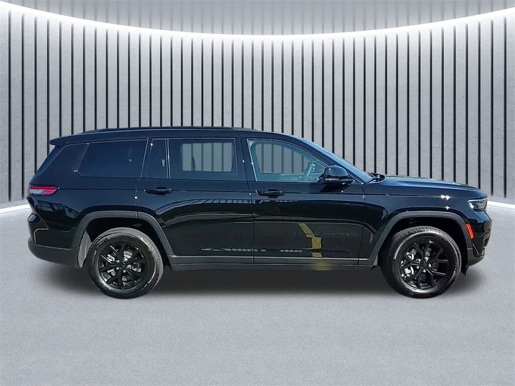 2025 Jeep Grand Cherokee Altitude photo 4