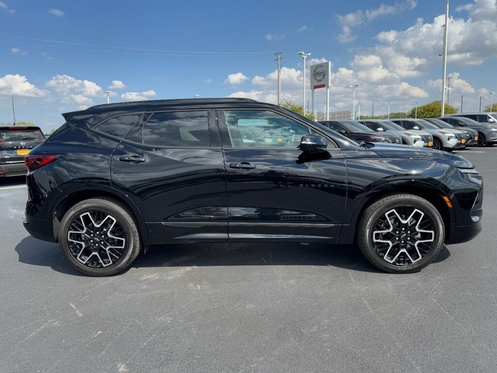 2025 Chevrolet Blazer RS photo 2