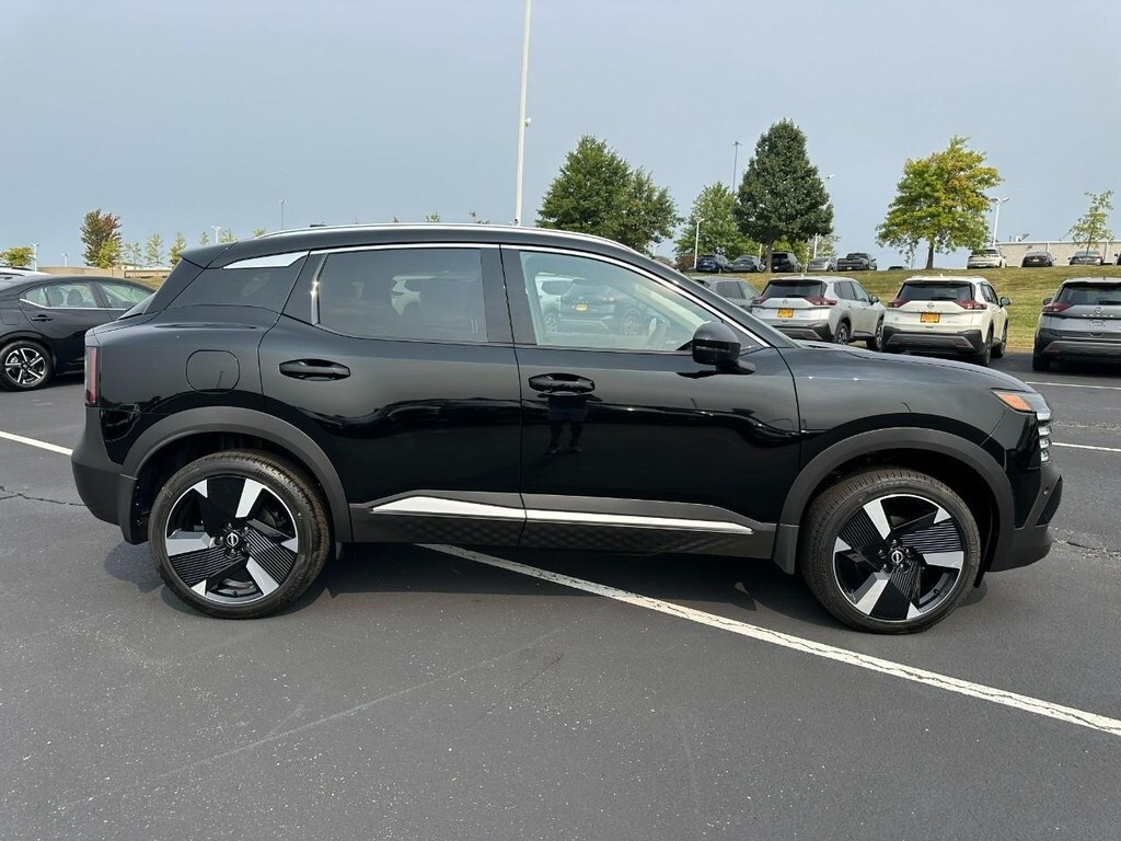2025 Nissan Kicks SR photo 2