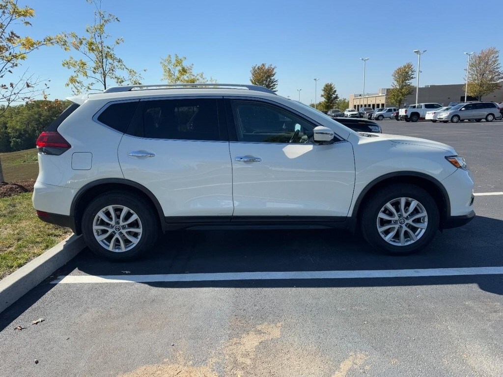 2018 Nissan Rogue SV photo 2