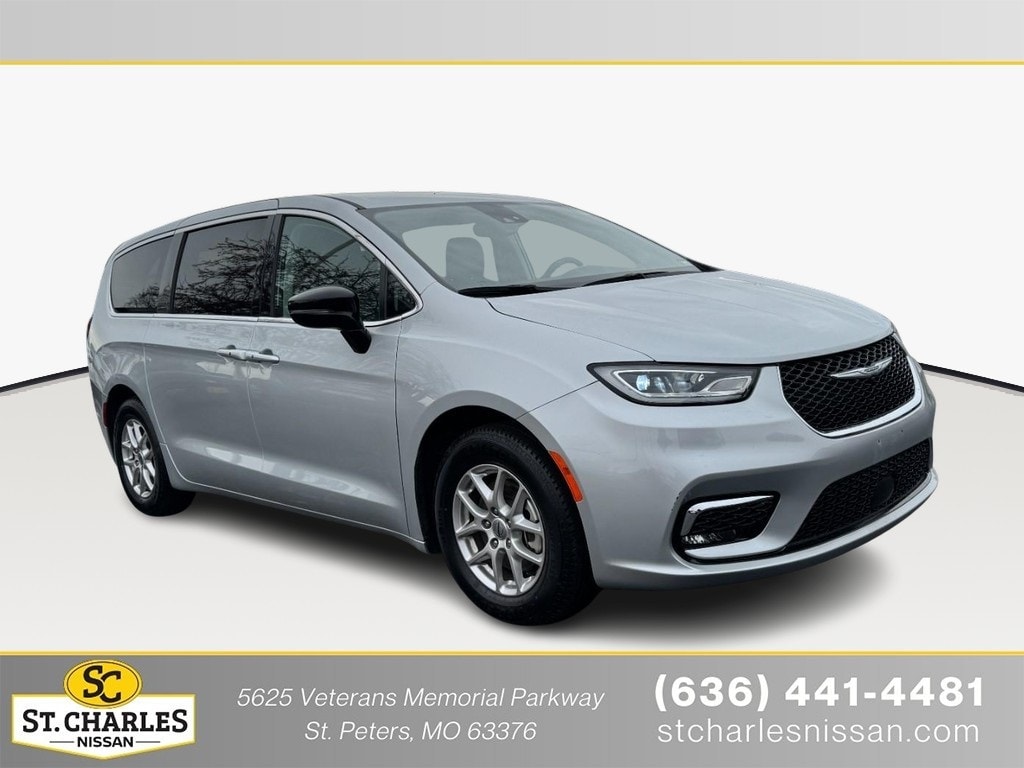 2024 Chrysler Pacifica Touring L's photo