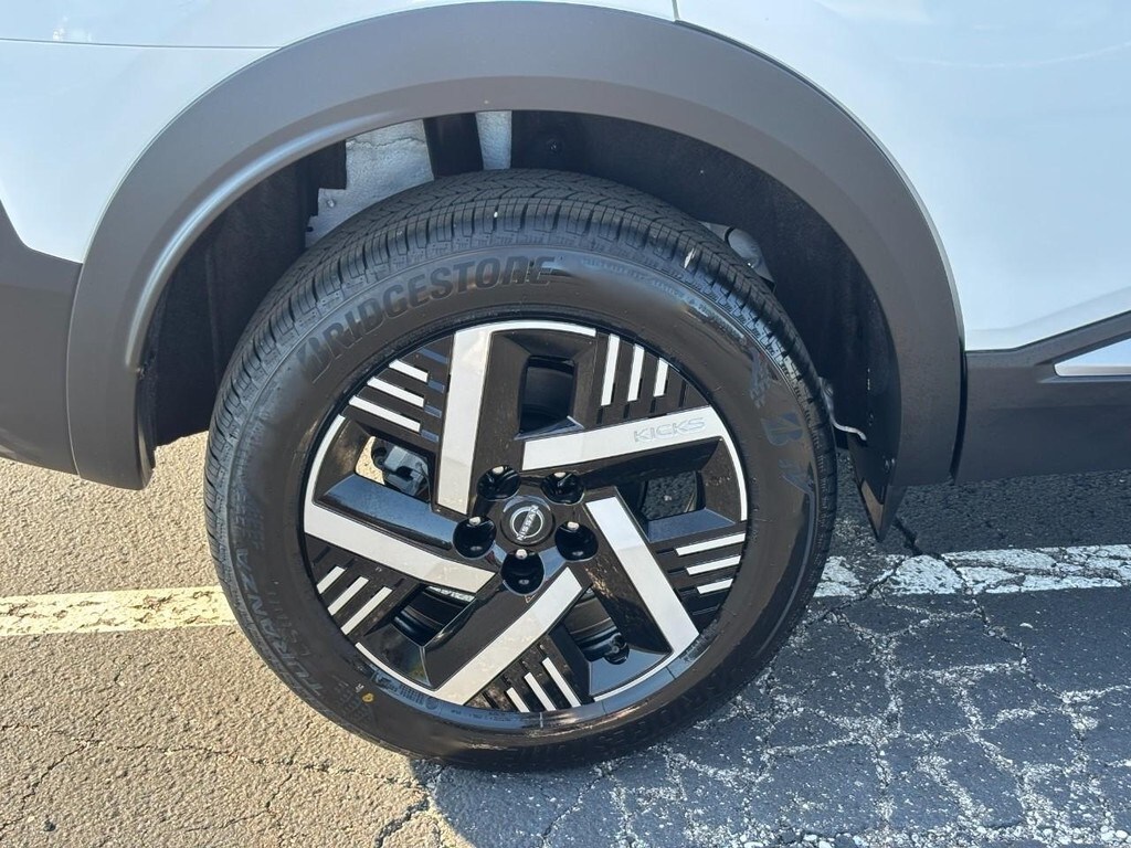 2026 Nissan Kicks SV photo 2