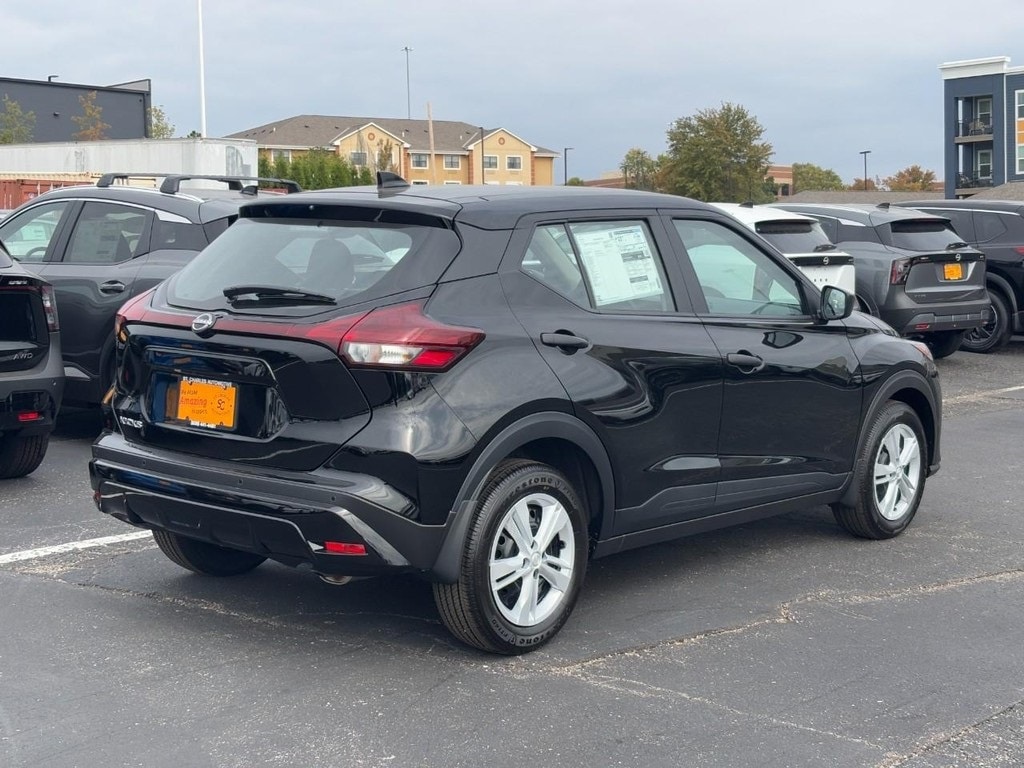 New 2025 Nissan Kicks Play S SUV