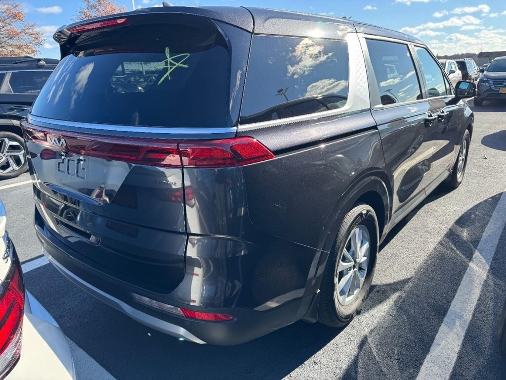 2024 Kia Carnival LX photo 2