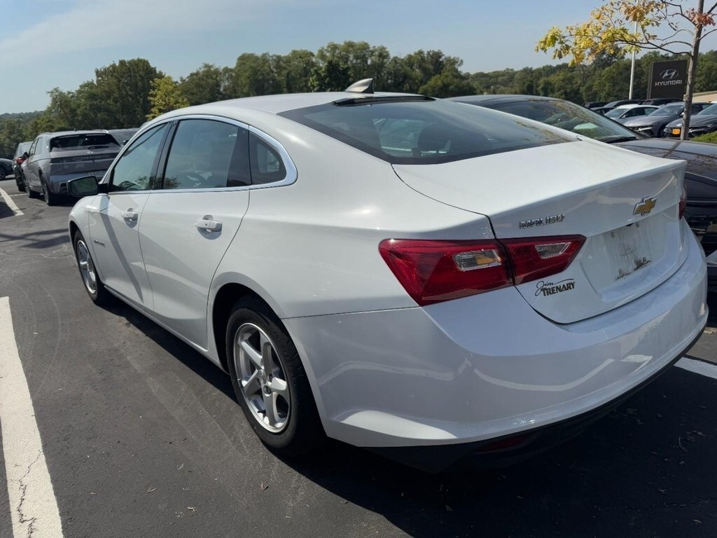 2017 Chevrolet Malibu LS photo 3
