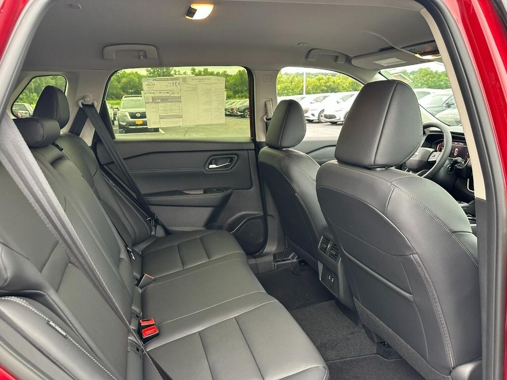 2025 Nissan Rogue SL photo 3