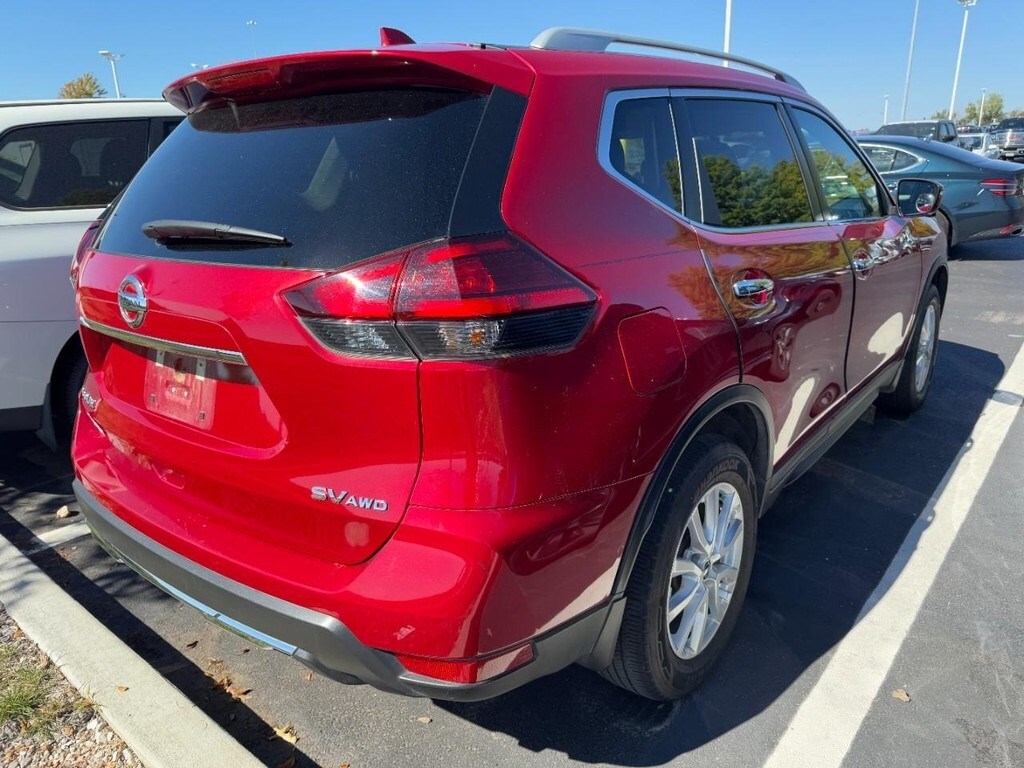 2017 Nissan Rogue SV photo 2