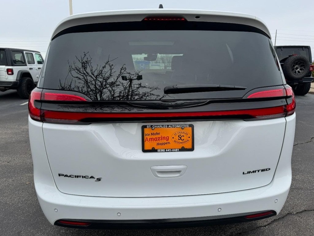 Used 2025 Chrysler Pacifica Limited Minivan/Van