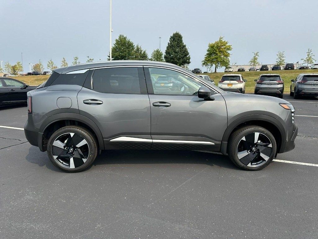 2025 Nissan Kicks SR photo 2