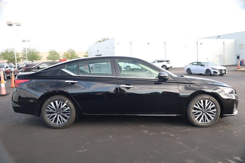 2025 Nissan Altima SV photo 4