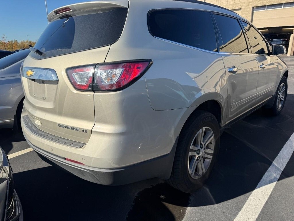 2016 Chevrolet Traverse 2LT photo 2