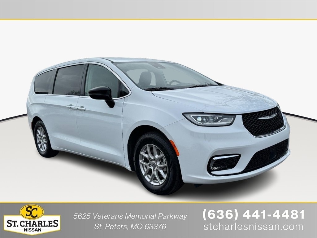 2024 Chrysler Pacifica Touring L's photo