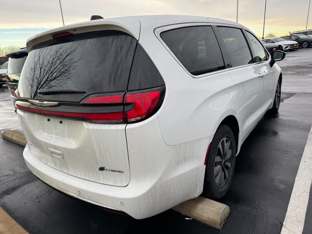 Used 2024 Chrysler Pacifica Hybrid Select Minivan/Van
