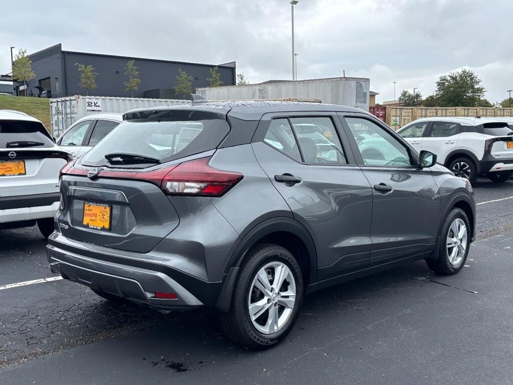 2025 Nissan Kicks Play S photo 2