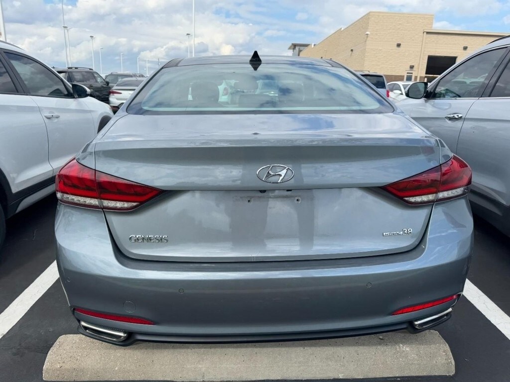 2015 Hyundai Genesis 3.8 photo 3