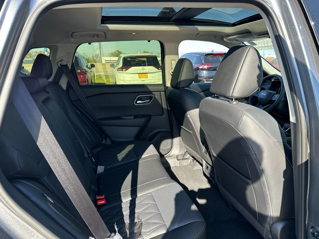 2026 Nissan Rogue Platinum photo 2