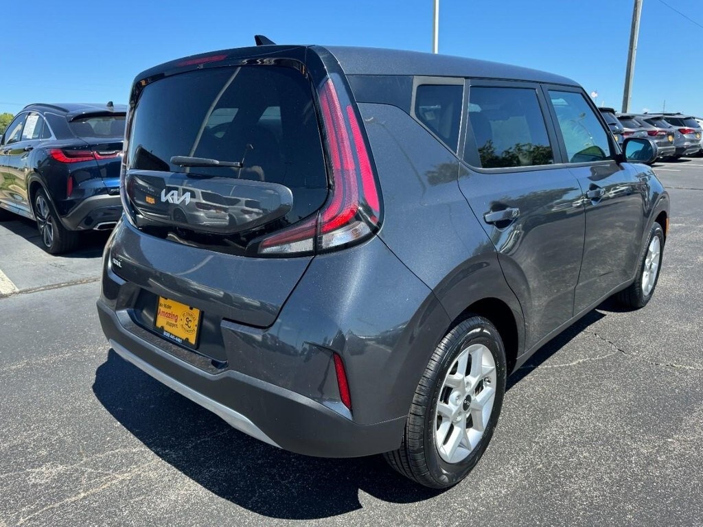2024 Kia Soul LX photo 2