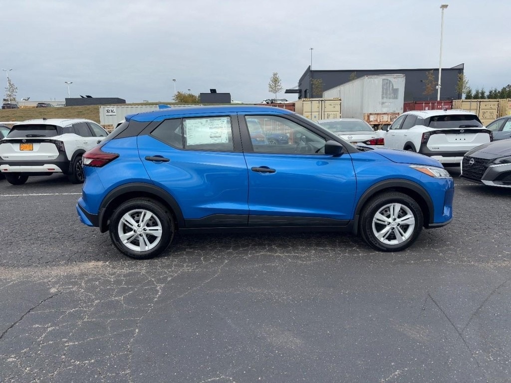 New 2025 Nissan Kicks Play S SUV