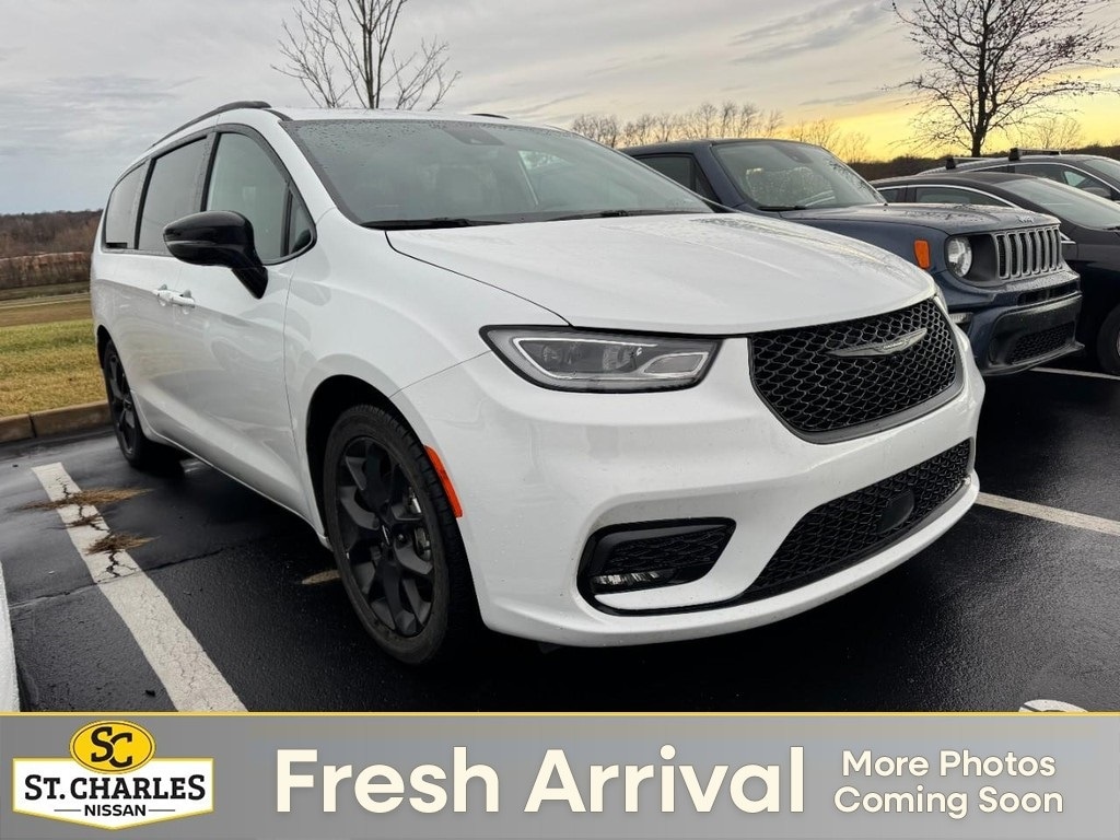 2025 Chrysler Pacifica Limited's photo