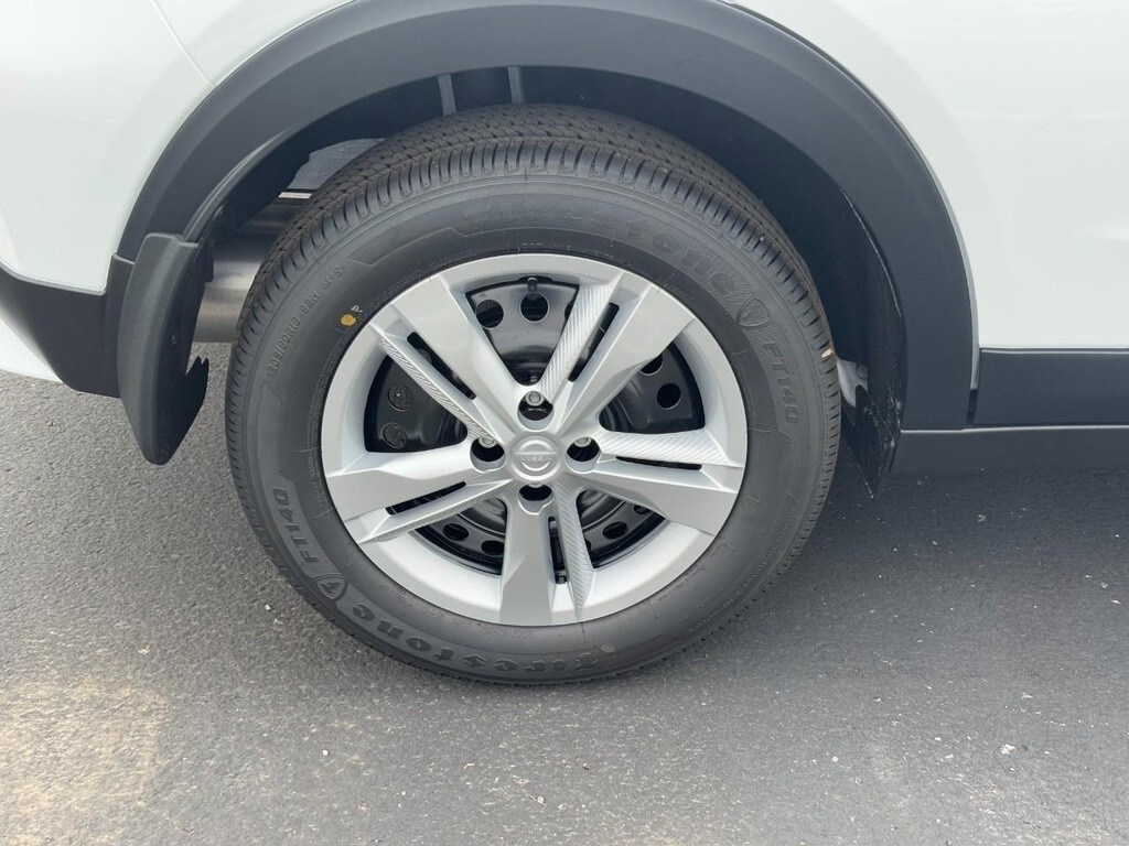 New 2025 Nissan Kicks Play S SUV