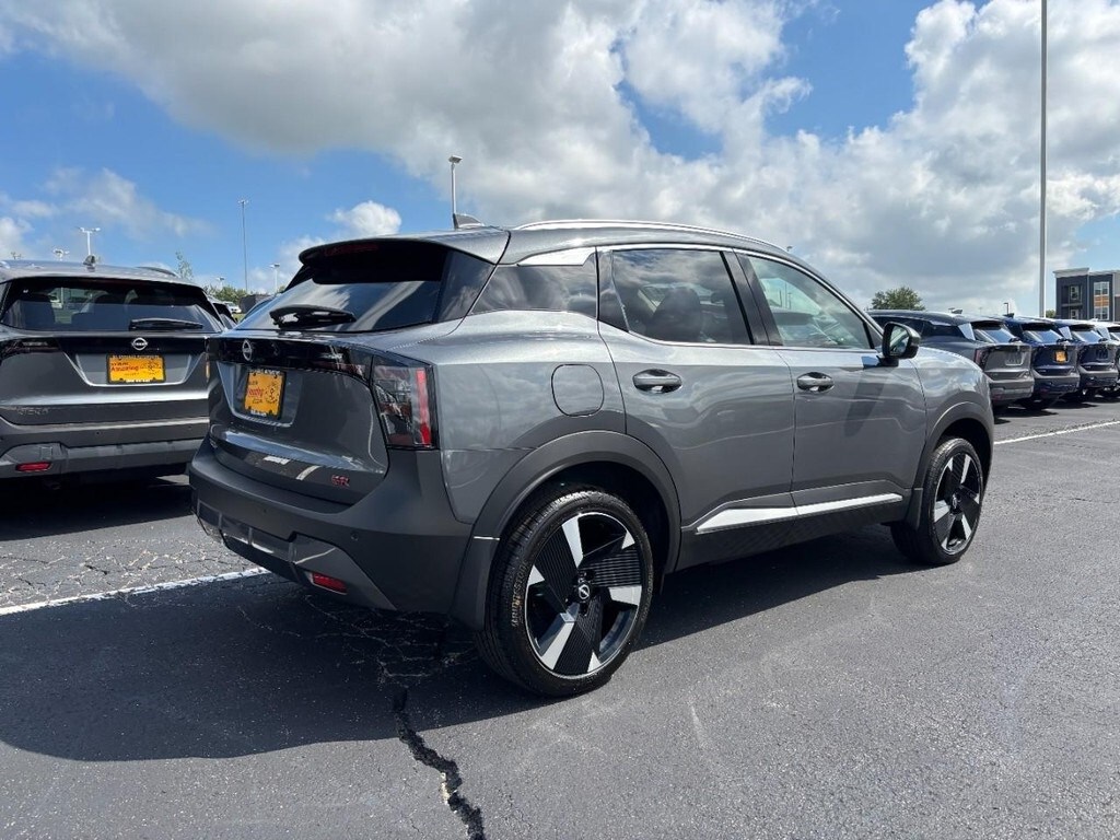 2025 Nissan Kicks SR photo 2