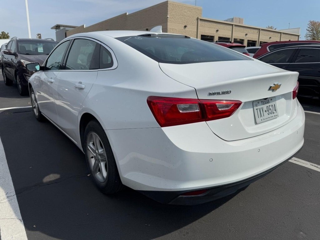 2024 Chevrolet Malibu 1LT photo 2
