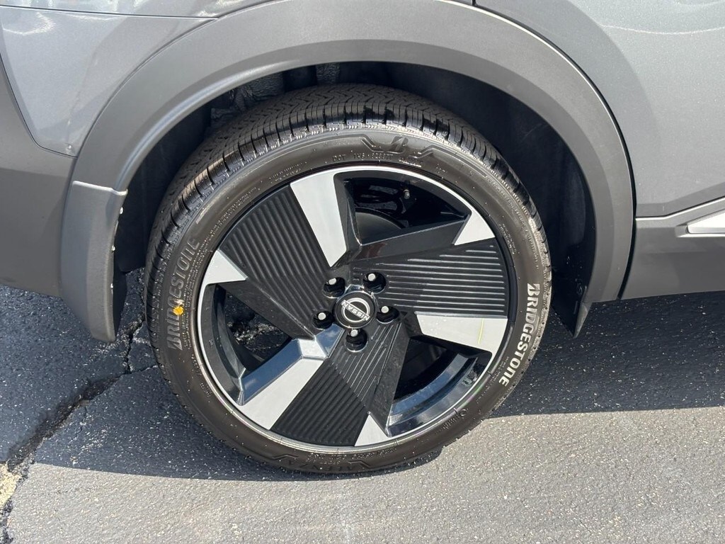 2025 Nissan Kicks SR photo 3