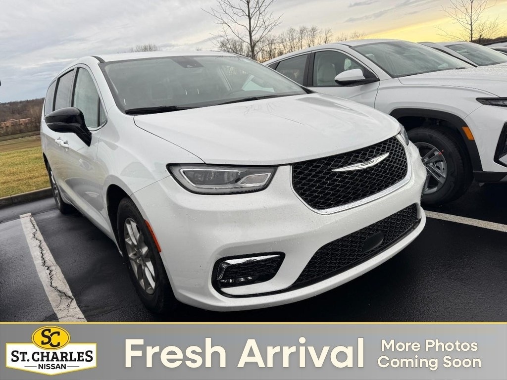 2024 Chrysler Pacifica Touring L's photo