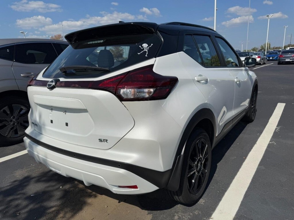 2024 Nissan Kicks SR photo 2