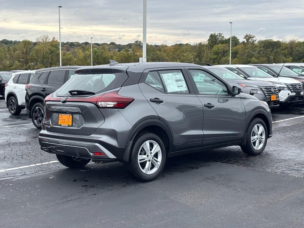 2025 Nissan Kicks Play S photo 2