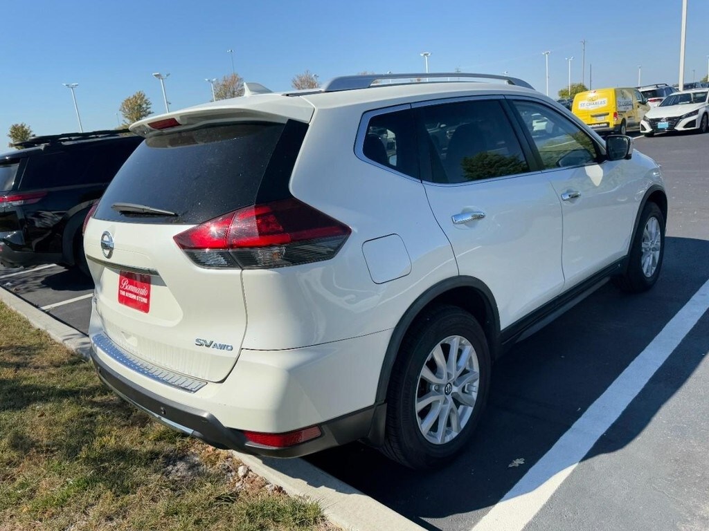 2018 Nissan Rogue SV photo 3