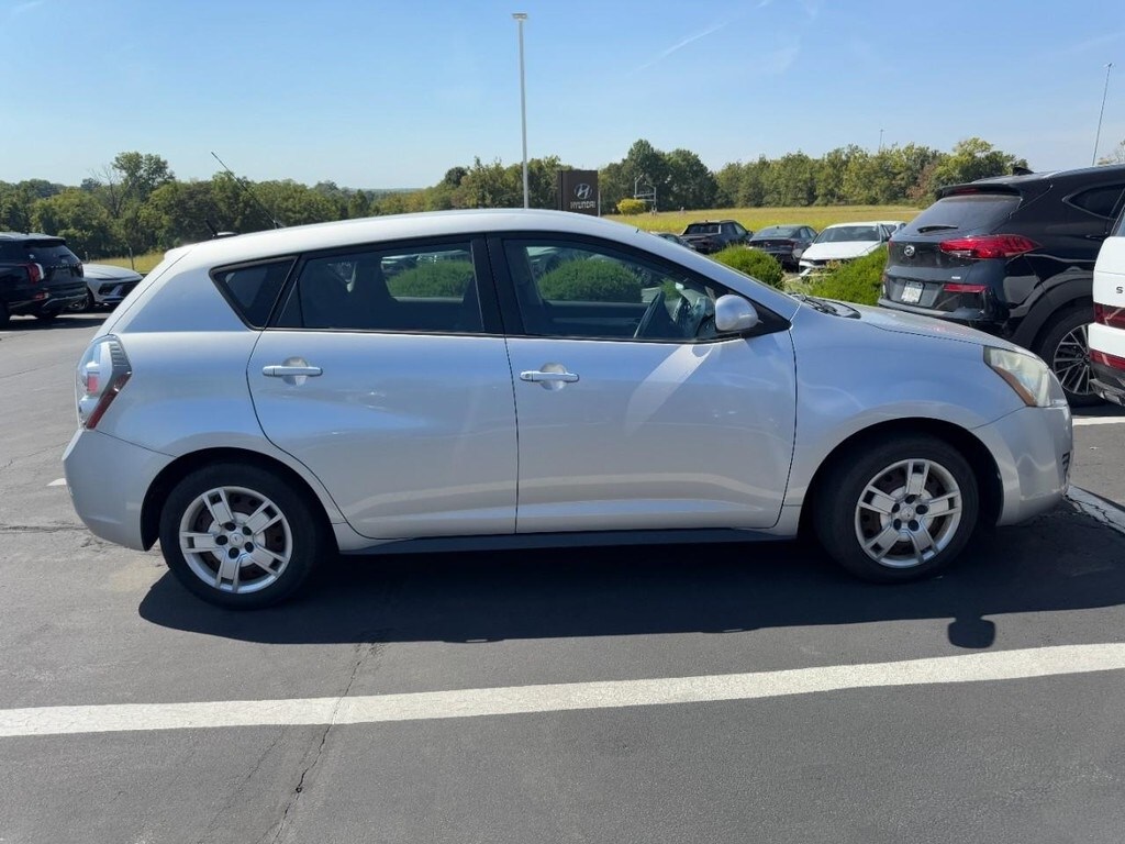 2009 Pontiac Vibe Base photo 2