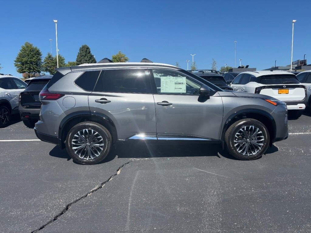 2026 Nissan Rogue Platinum photo 2