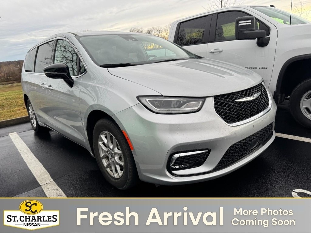 2024 Chrysler Pacifica Touring L's photo