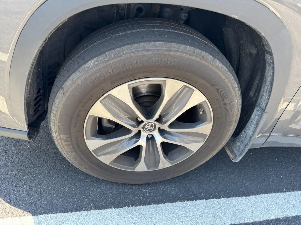 2021 Toyota Highlander XLE photo 3