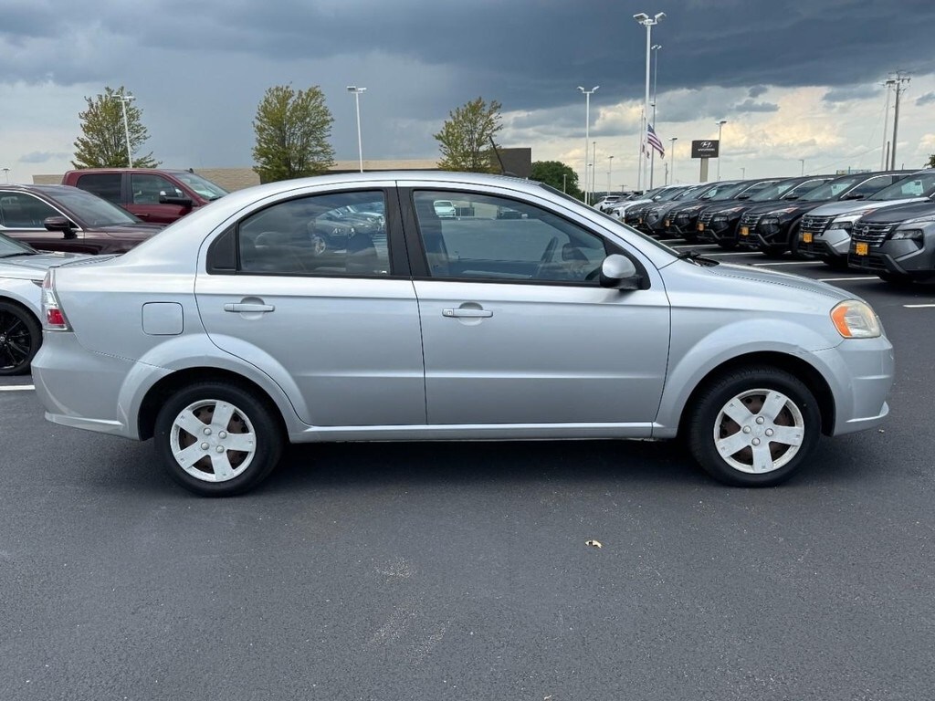 2011 Chevrolet Aveo photo 2