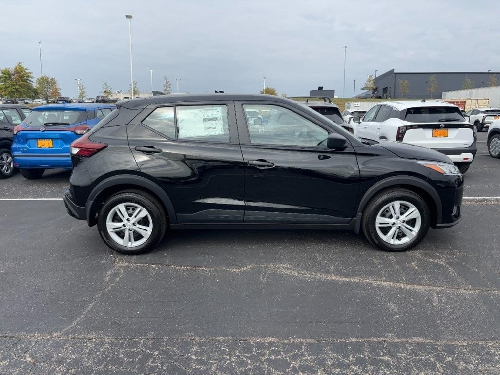 New 2025 Nissan Kicks Play S SUV