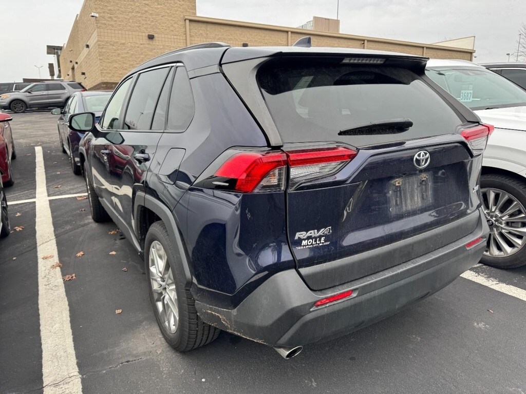 2019 Toyota RAV4 XLE Premium photo 3