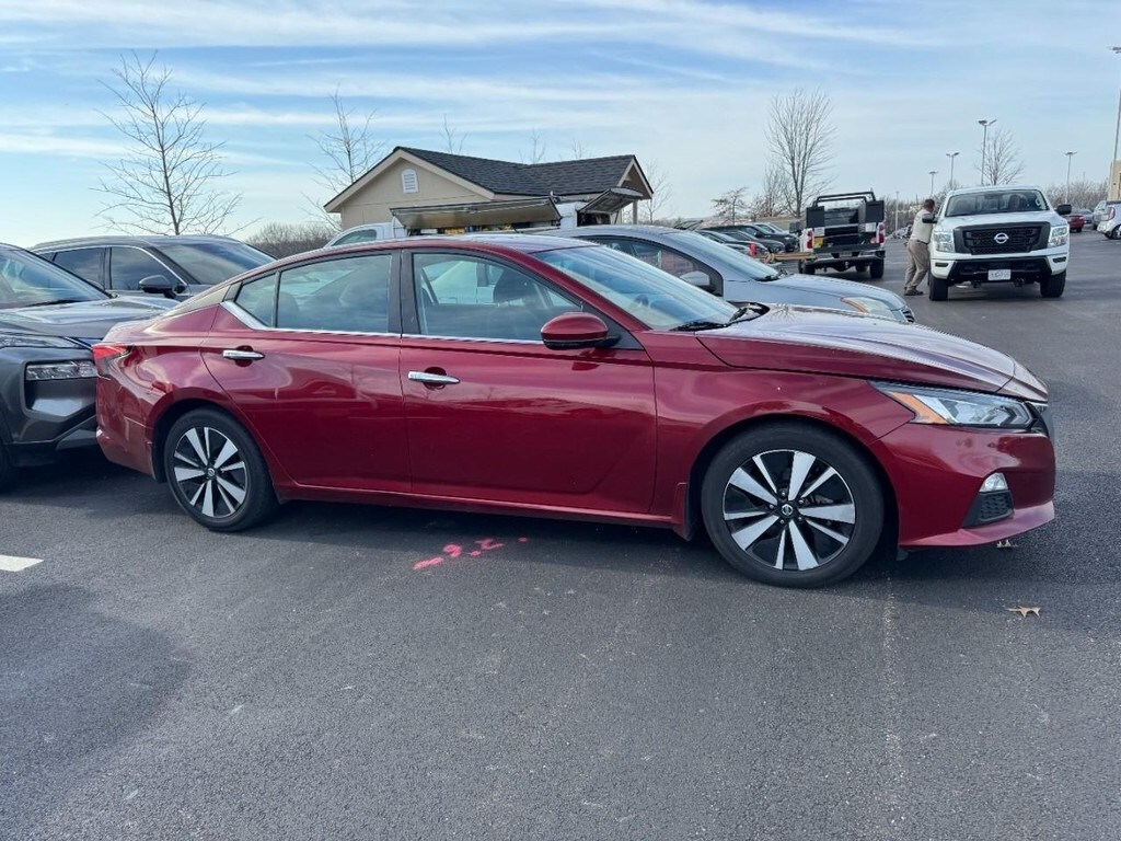 Used 2022 Nissan Altima 2.5 SV Sedan