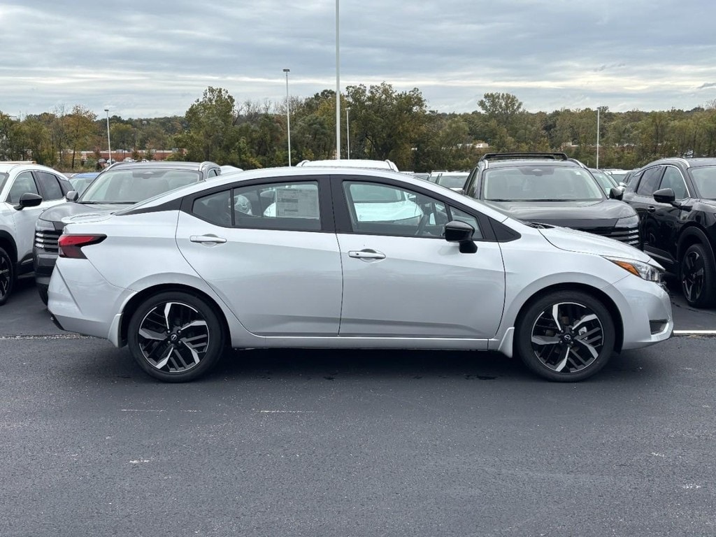 New 2025 Nissan Versa 1.6 SR Sedan