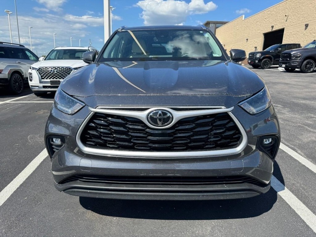 2021 Toyota Highlander XLE photo 2