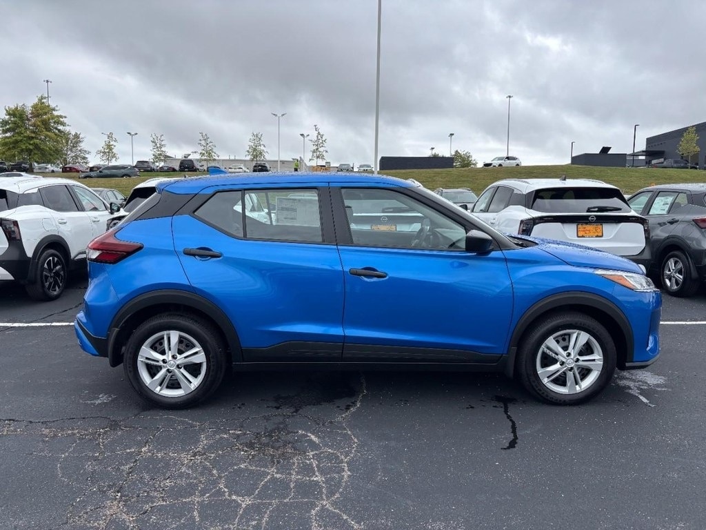 New 2025 Nissan Kicks Play S SUV