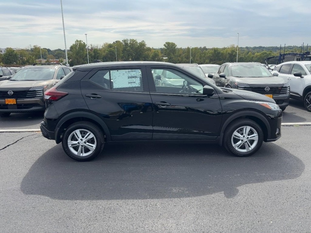 New 2025 Nissan Kicks Play S SUV
