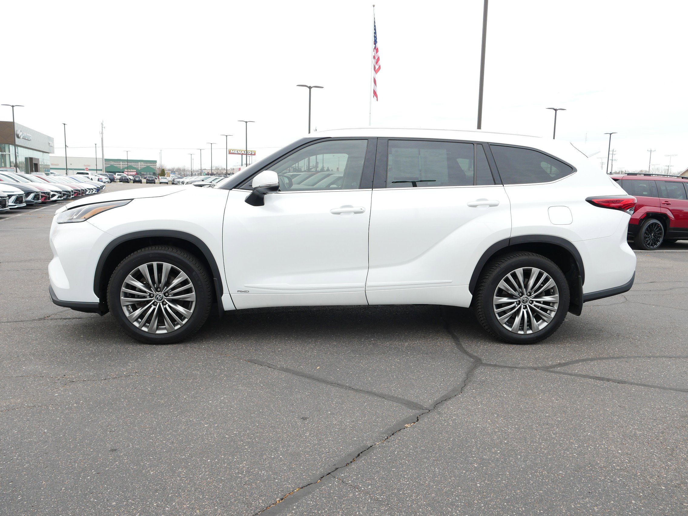 Used 2022 Toyota Highlander Platinum with VIN 5TDEBRCH6NS074226 for sale in Waite Park, Minnesota