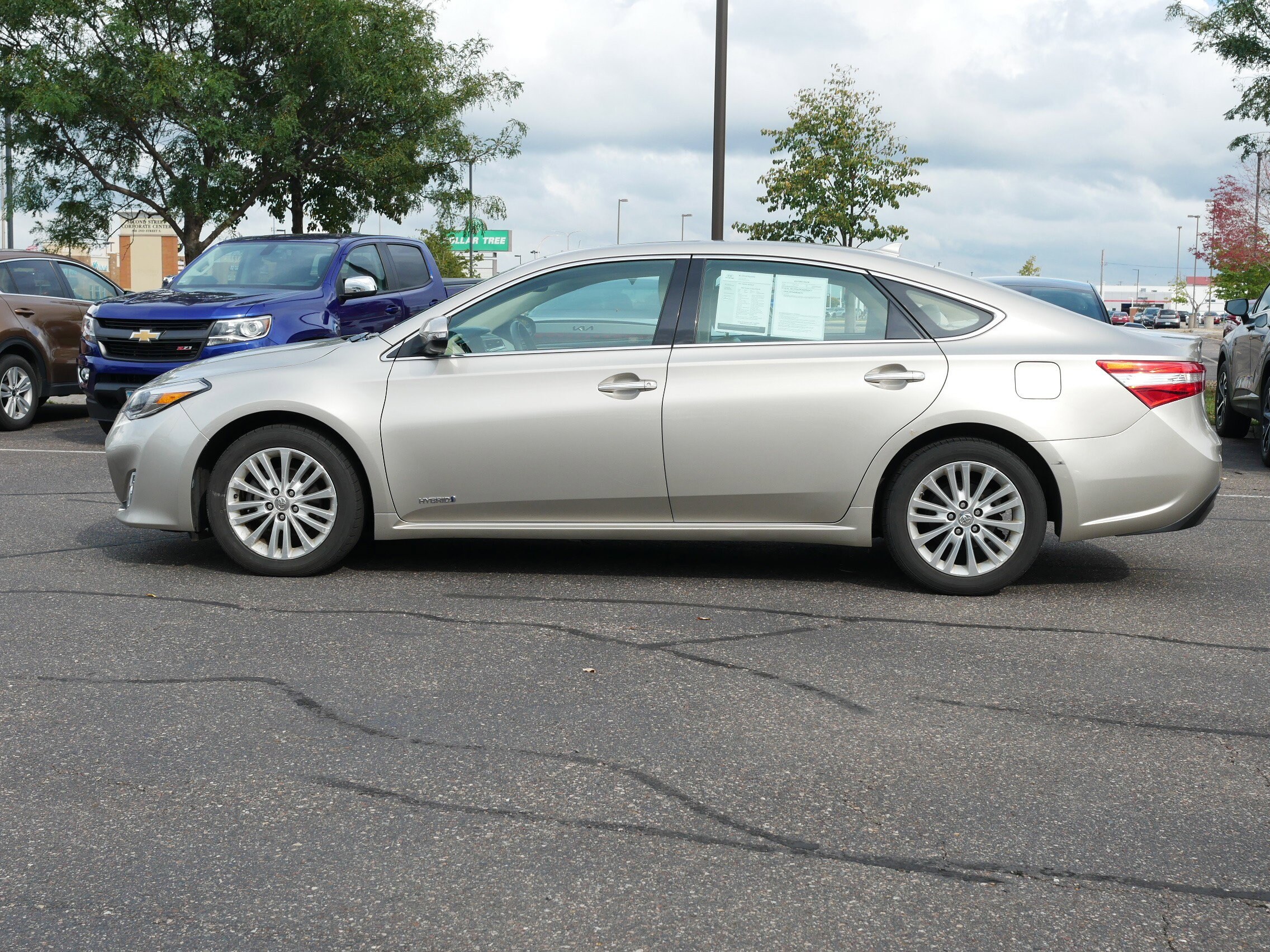 2013 Toyota Avalon Hybrid photo 2