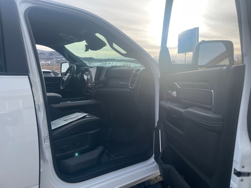 2026 RAM 3500 Laramie - Photo 17