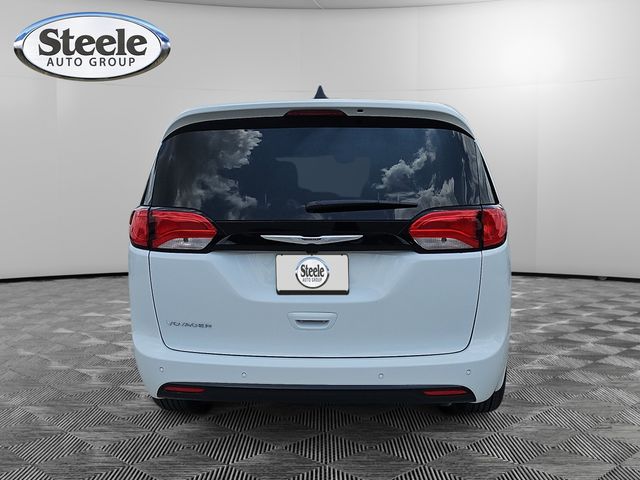 2025 Chrysler Voyager LX - Photo 4