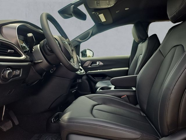 2025 Chrysler Voyager LX - Photo 10
