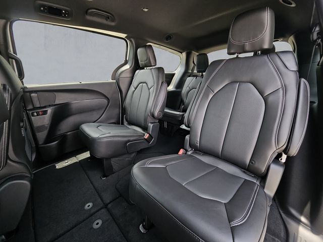 2025 Chrysler Voyager LX - Photo 14