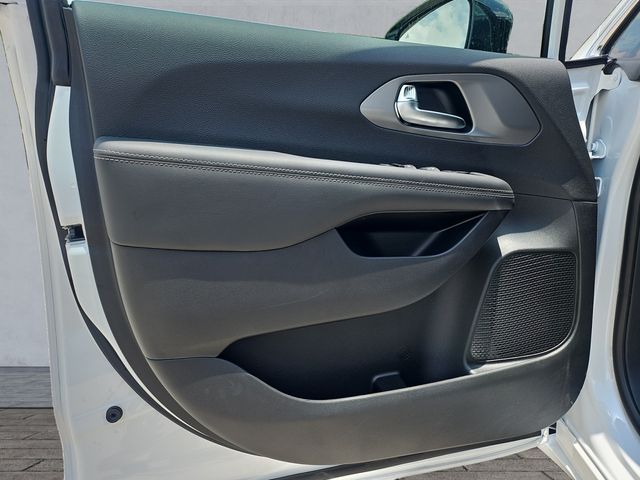 2025 Chrysler Voyager LX - Photo 18
